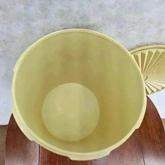 VINTAGE TUPPERWARE SERVALIER YELLOW COOKIE JAR CANISTER 807-1 - Picture 9 of 12